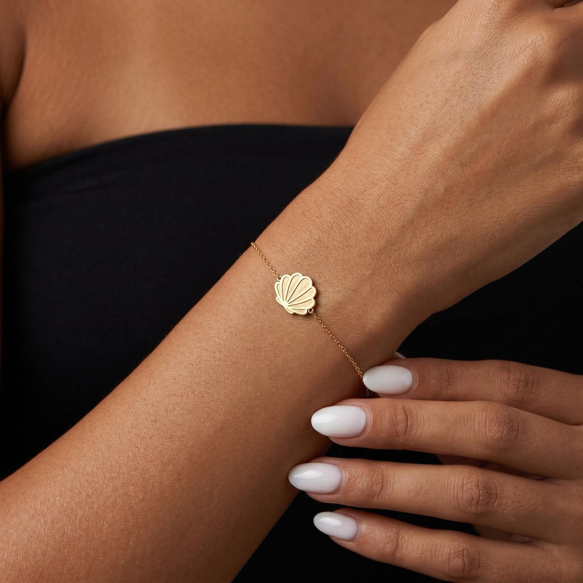 Gold seashell bracelet for women, minimalist beach shell bracelet, coastal ocean inspired jewelry, dainty summer bracelet gift for her